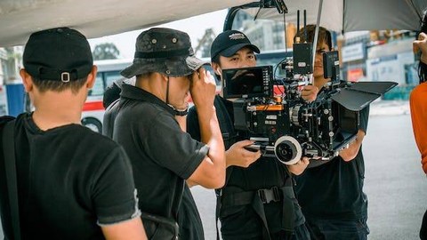 Proses membuat film tidak mudah dan membutuhkan tim yang kuat. Foto: https://www.pexels.com/