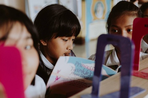 Ilustrasi Penggabungan Past Simple dan Past Continuous dalam Satu Kalimat. Sumber: Pexels/Ron Lach