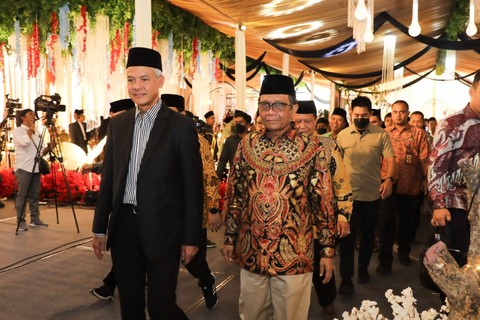 Ganjar akrab dengan Mahfud MD di acara ngunduh mantu pernikahan putra Mustofa Aqil Siroj. Foto: Dok. Istimewa