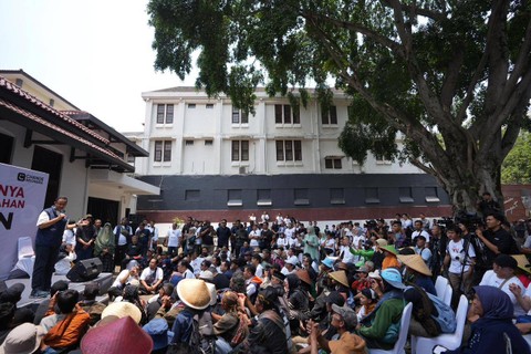 Izin acara diskusi dibatalkan, Anies memilih duduk lesehan tanpa alas yang kemudian diikuti para peserta diskusi di halaman Gedung Indonesia Menggugat, Bandung. Foto: Dok. Istimewa