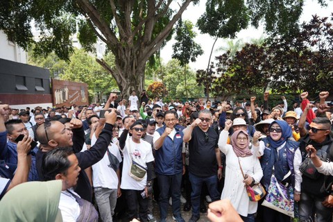 Izin acara diskusi dibatalkan, Anies memilih duduk lesehan tanpa alas yang kemudian diikuti para peserta diskusi di halaman Gedung Indonesia Menggugat, Bandung. Foto: Dok. Istimewa