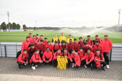 Timnas U-17 menyaksikan pertandingan Borussia Dortmund vs Union Berlin, Sabtu (7/10).   Foto: PSSI