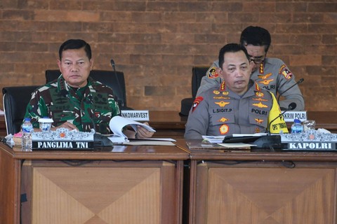 Panglima TNI Laksamana Yudo Margono (kiri) dan Kapolri Jenderal Listyo Sigit Prabowo (kanan) meninjau tactical floor game (TFG) pengamanan VVIP KTT AIS Forum 2023 di kompleks Kodam IX Udayana, Denpasar, Bali, Minggu (8/10/2023). Foto: Aditya Pradana Putra/Antara Foto