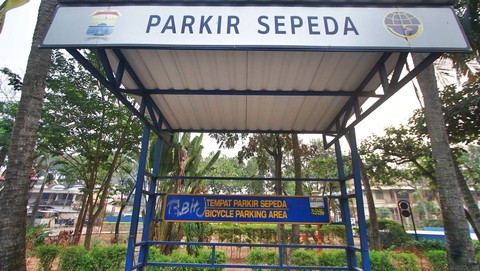 Halte sepeda di Jalan POM IX yang merupakan infrastruktur milik Pemkot Palembang yang kondisinya cukup memprihatinkan, Minggu (8/10) Foto: ary priyanto/urban id