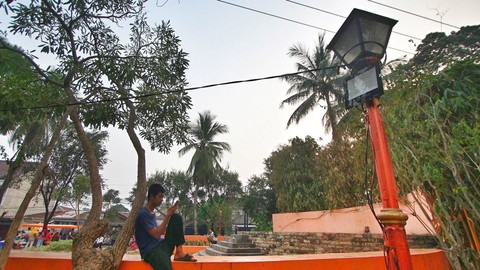 Infrastruktur berupa lampu taman yang juga akan direvitalisasi Pemkot Palembang guna memerindah wajah kota, Minggu (8/10) Foto: ary priyanto/urban id