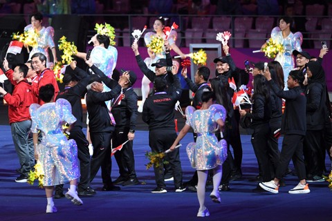 Ketua Kontingen atau CdM Indonesia di Asian Games 2022, Basuki Hadimuljono (keempat kiri) memimpin defile atlet pada penutupan Asian Games 2022 di Hangzhou Olympic Sports Centre Stadium, Hangzhou, China, Minggu (8/10/2023). Foto: M Risyal Hidayat/Antara foto 