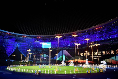 Sejumlah penari tampil pada penutupan Asian Games 2022 di Hangzhou Olympic Sports Centre Stadium, Hangzhou, China, Minggu (8/10/2023). Foto: M Risyal Hidayat/Antara foto 