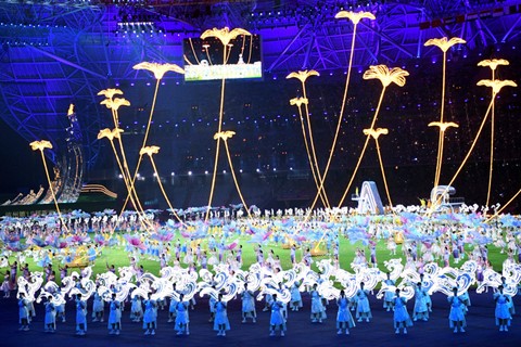 Sejumlah penari tampil pada penutupan Asian Games 2022 di Hangzhou Olympic Sports Centre Stadium, Hangzhou, China, Minggu (8/10/2023). Foto: M Risyal Hidayat/Antara foto 