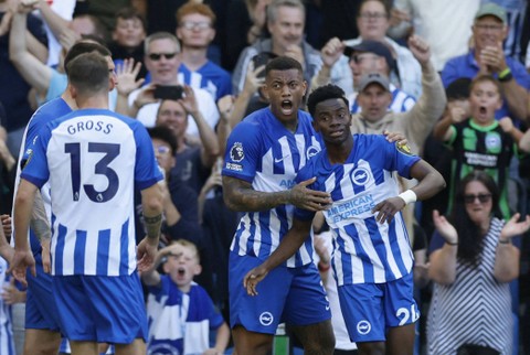 Pemain Brighton & Hove Albion Simon Adingra merayakan gol pertama mereka bersama Igor Julio saat melawan Liverpool di Stadion Komunitas American Express, Brighton, Inggris. Foto: Peter Cziborra/Reuters
