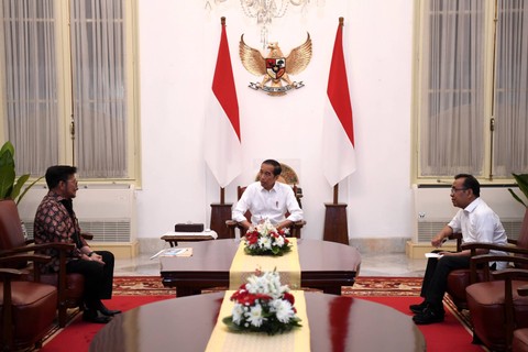 Presiden Joko Widodo (tengah) didampingi Mensesneg Pratikno (kanan) menerima mantan Menteri Pertanian Syahrul Yasin Limpo di Istana Merdeka, Jakarta, Minggu (8/10/2023). Foto: Sigid Kurniawan/Antara Foto