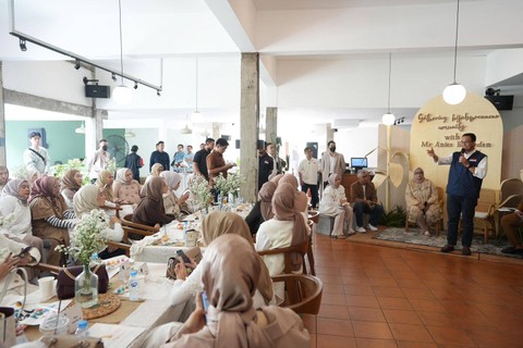 Bacapres Anies Baswedan di acara Gathering Hijabprenneur Comunity Kota Bandung, Minggu (8/10/2023). Foto: Dok. Istimewa