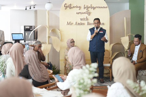 Bacapres Anies Baswedan di acara Gathering Hijabprenneur Comunity Kota Bandung, Minggu (8/10/2023). Foto: Dok. Istimewa