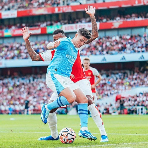 Julian Alvarez berduel saat Manchester City melawan Arsenal dalam lanjutan Liga Inggris 2023/24 di Stadion Emirates, London, Inggris, pada Minguu (8/10). Foto: Instagram/@mancity