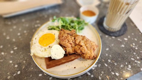 Makanan di acara pembukaan kafe asal Singapura, Sunday Folks di Cipete, Jakarta Selatan (4/10/2023). Foto: Azalia Amadea/kumparan