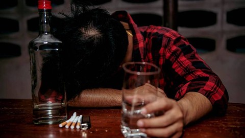Ilustrasi seorang pria minum iras oplosan. Foto: kittirat roekburi/Shutterstock