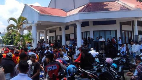 Warga nusa utara menggelar aksi demo di Aula Lantamal VIII Manado, menuntut keadilan di kasus penganiayaan terhadap para ABK oleh anggota Satgas Gakkumla Lantamal VIII Manado.