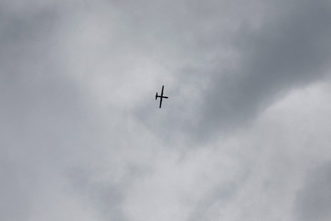 Sebuah drone Israel melayang di atas daerah dekat perbatasan dengan Gaza, Senin (9/10/2023).  Foto: JACK GUEZ / AFP