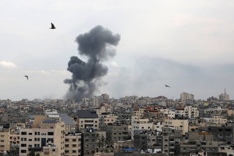 Asap membubung di atas gedung-gedung di Kota Gaza selama serangan udara Israel, Senin (9/10/2023).  Foto: Mohammed ABED / AFP