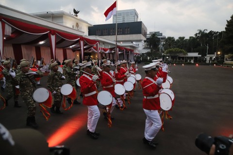 Prajurit memasuki lapangan pada acara Parade Senja di Kemhan, Jakarta, Senin (9/10/2023). Foto: Jamal Ramadhan/kumparan