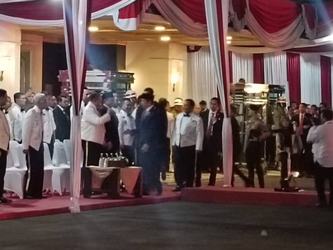 Presiden Jokowi didampingi Prabowo Subianto salami SBY dalam acara Parade Senja di Kementerian Pertahanan, Jakarta, Senin (9/10/2023). Foto: Zamachsyari/kumparan