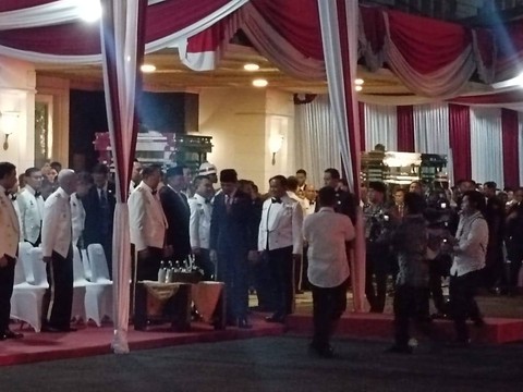 Presiden Jokowi didampingi Prabowo Subianto salami SBY dalam acara Parade Senja di Kementerian Pertahanan, Jakarta, Senin (9/10/2023). Foto: Zamachsyari/kumparan