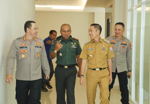 Pj Wali Kota Palembang, Ratu Dewa, bersama Kapolrestabes dan Dandim 0418 saat melakukan rapat koordinasi penanggulangan karhutla. (ist)