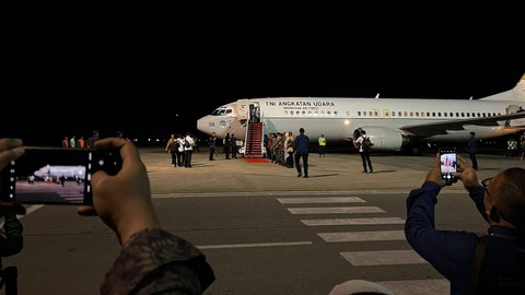 Wakil Presiden RI Ma'ruf Amin tiba di Bandara Sentani, Jayapura, Senin (9/10/2023). Foto: Haya Syahira/kumparan