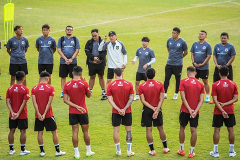 Pelatih Timnas Indonesia Shin Tae-yong (tengah) memberikan instruksi kepada para pemain saat sesi latihan di Lapangan A Gelora Bung Karno Senayan, Jakarta, Senin (9/10/2023). Foto: Galih Pradipta/ANTARA FOTO