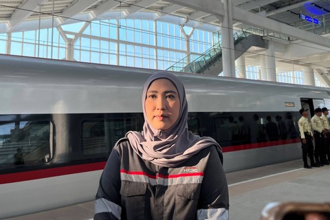 General Manager Corporate Secretary KCIC Eva Chairunisa di Stasiun KA Cepat Whoosh Tegalluar, Bandung pada Senin, (9/10/2023).  Foto: Widya Islamiati/kumparan