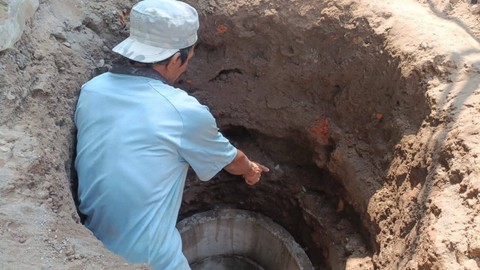 Benda diduga kerangka manusia ditemukan pekerja saat menggali tanah untuk saptictank di Kecamatan Banguntapan, Kabupaten Bantul. Foto: Polres Bantul