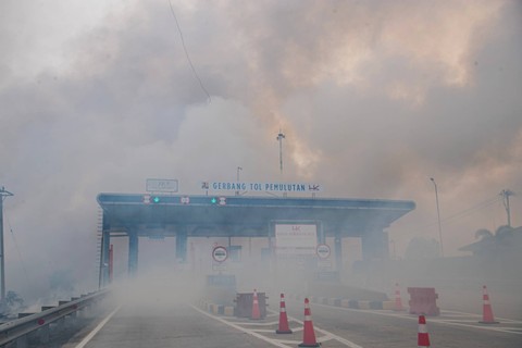 Suasana gerbang tol pemulutan Jalan Tol Trans Sumatera (JTTS) ruas Palembang-Indralaya (palindra) yang tertutup asap kebakaran lahan di Pemulutan, Ogan Ilir (OI), Sumatera Selatan, Senin (9/10/2023). Foto: Nova Wahyudi/ANTARA FOTO