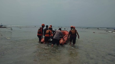 Tim SAR gabungan saat melakukan upaya pencarian terhadap seorang nelayan di Pesisir Barat yang dikabarkan hilang. | Foto : Dok. Basarnas Lampung