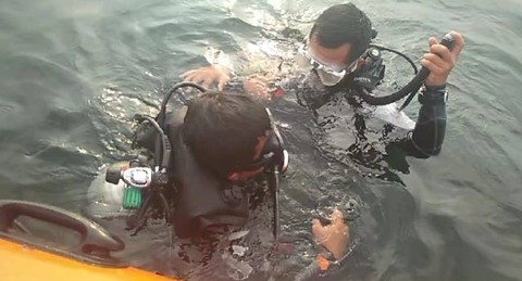 Upaya penyelaman dan menggunakan peralatan Aqua Eyes juga dilakukan tim SAR gabungan saat melakukan pencarian. | Foto : Dok. Basarnas Lampung