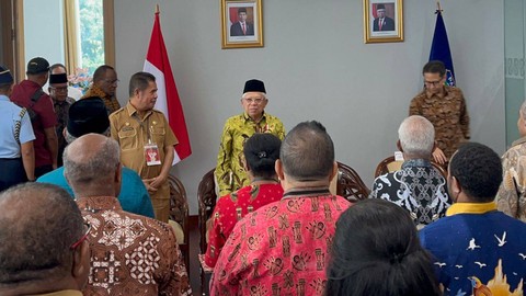 Wapres Maruf Amin menerima tokoh penggiat kemanusiaan, HAM, dan perdamaian, di Kantor Gubernur Papua, Selasa (10/10). Foto: Haya Syahira/kumparan