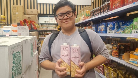Konsumen membeli oat milk di toko MoNo di Chinatown Singapura bernama Hai Xiang. Foto: Ghinaa Rahmatika/kumparan