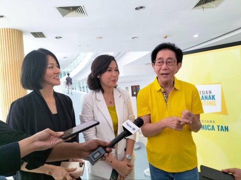 Direktur Sido Muncul Irwan Hidayat bersama Wakil Direktur Marketing Sido Muncul Maria Reviani Hidayat dan pengusaha Veronica Tan. Foto: kumparan