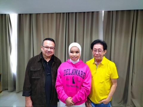  Direktur Sido Muncul Irwan Hidayat bersama akademisi Rhenald Kasali dan penyanyi muda Putri Ariani. Foto: kumparan