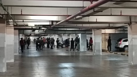 Polrestabes Surabaya menggelar rekonstruksi kasus Dini Sera Afrianti (29) yang tewas dianiaya anak anggota DPR Ronald Tannur di Blackhole KTV, Lenmarc Mall, Surabaya, Selasa (10/10/2023). Foto: Farusma Okta Verdian/kumparan