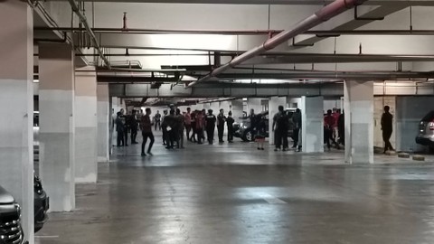 Polrestabes Surabaya menggelar rekonstruksi kasus Dini Sera Afrianti (29) yang tewas dianiaya anak anggota DPR Ronald Tannur di Blackhole KTV, Lenmarc Mall, Surabaya, Selasa (10/10/2023). Foto: Farusma Okta Verdian/kumparan