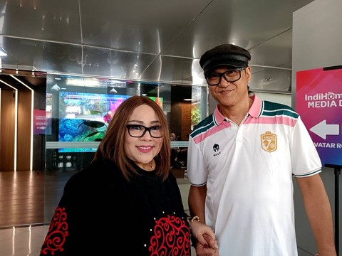 Nunung dan Iyan dalam konferensi pers pengenalan konten IndiHome TV, Gambir, Jakarta Pusat, Selasa (10/10). Foto: Giovanni/kumparan