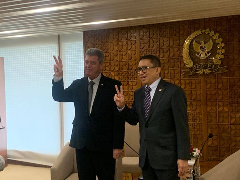 Ketua Badan Kerjasama Antar Parlemen (BKSAP) DPR Fadli Zon bertemu dengan Duta besar Palestina untuk Indonesia Zuhair Al Shun di Gedung DPR, Senayan, Selasa (10/10/2023). Foto: Paulina Herasmaranindar/kumparan