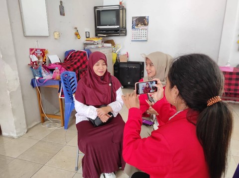 Salah satu kegiatan saat magang yaitu melakukan wawancara dengan Ibu Isti. Foto: Dokumentasi Pribadi