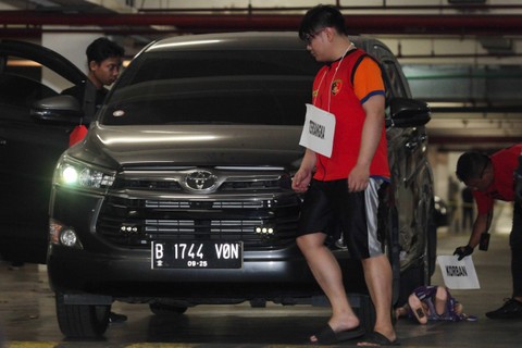 Polisi melakukan rekonstruksi kasus penganiayaan dengan tersangka R (tengah) yang merupakan putra seorang anggota DPR RI di parkiran bawah tanah Lenmarc Mall, Surabaya, Jawa Timur, Selasa (10/10/2023). Foto: Didik Suhartono/ANTARA FOTO