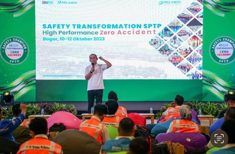 Direktur Utama PT Pelindo Terminal Petikemas, M. Adji dalam pembukaan acara Safety Transformation SPTP 2023, di Bogor, Selasa (10/10). dok Pelindo TPK