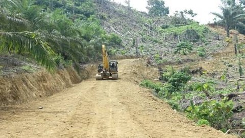 Pembukaan jalan sepanjang 3 kilometer pada pelaksanaan TMMD ke-118 Kodim 1427/Pasangkayu. 