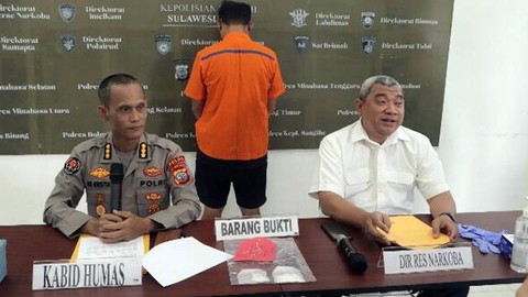 Polda Sulawesi Utara mengadakan konferensi pers terkait penangkapan tersangka pengedar narkotika jenis sabu dengan barang bukti 40,18 gram sabu.