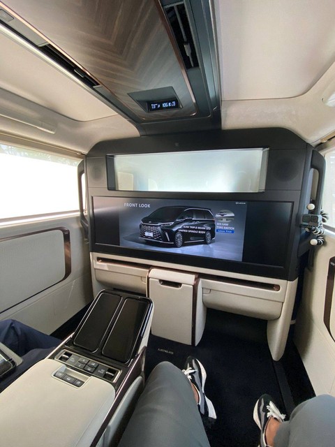 Kabin Lexus LM varian 4-seater seperti ruang meeting berjalan. 