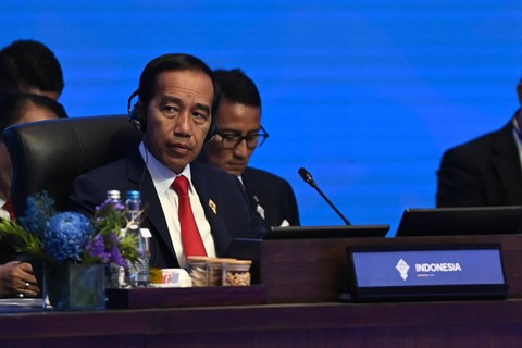 Presiden Jokowi menyimak paparan sejumlah delegasi saat Konferensi Tingkat Tinggi AIS Forum 2023 di Bali Nusa Dua Convention Center, Nusa Dua, Kabupaten Badung, Bali, Rabu (11/10/2023). Foto: Nyoman Hendra Wibowo/ANTARA FOTO