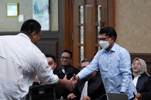 Menteri Pemuda dan Olahraga Dito Ariotedjo (kiri) bersalaman dengan terdakwa selaku mantan Menkominfo Johnny G Plate seusai sidang lanjutan kasus dugaan korupsi BTS 4G di Pengadilan Tipikor, Jakarta Pusat, Rabu (11/10/2023). Foto: Sigid Kurniawan/ANTARA FOTO