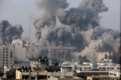 Asap mengepul setelah serangan Israel, di Kota Gaza, Rabu (11/10/2023). Foto: Saleh Salem/REUTERS